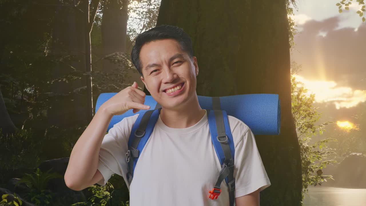 숲 속 의 남자 가 전화 를 하는 몸짓