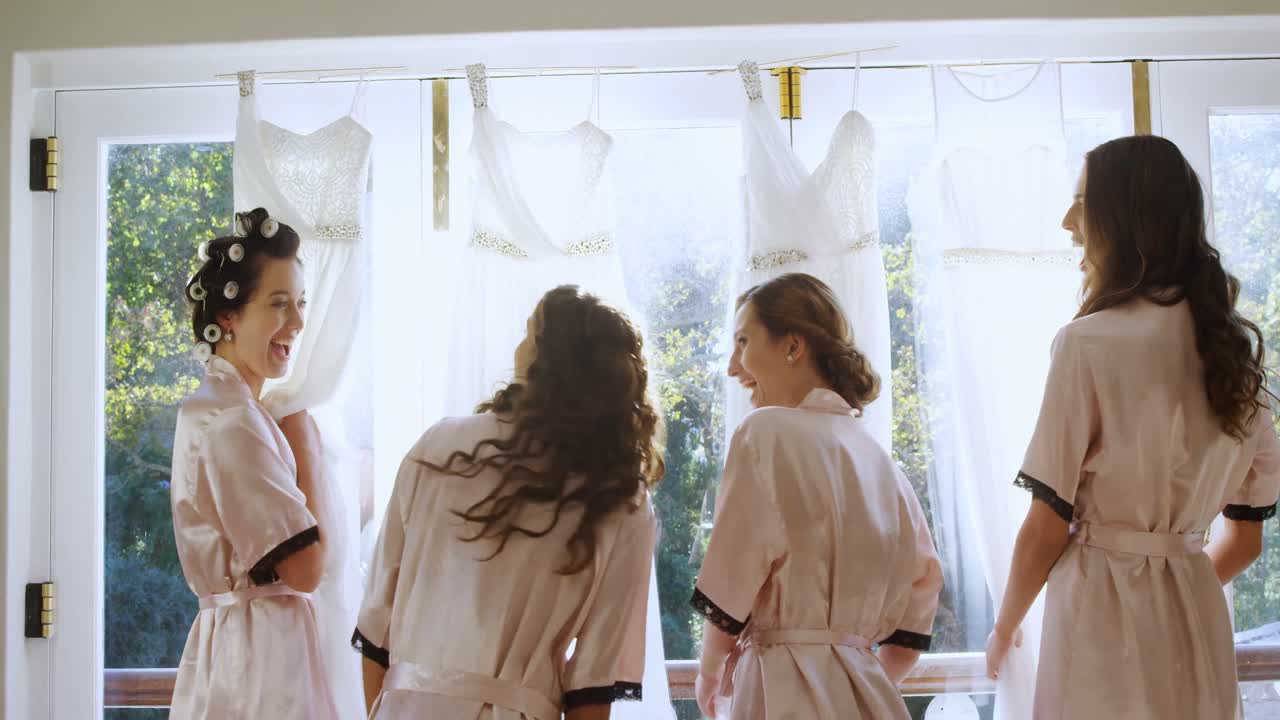 웨딩 드레스를 입은 신부녀들이 웨딩 드레스 4k 4k에 대해 흥분하고 있습니다.