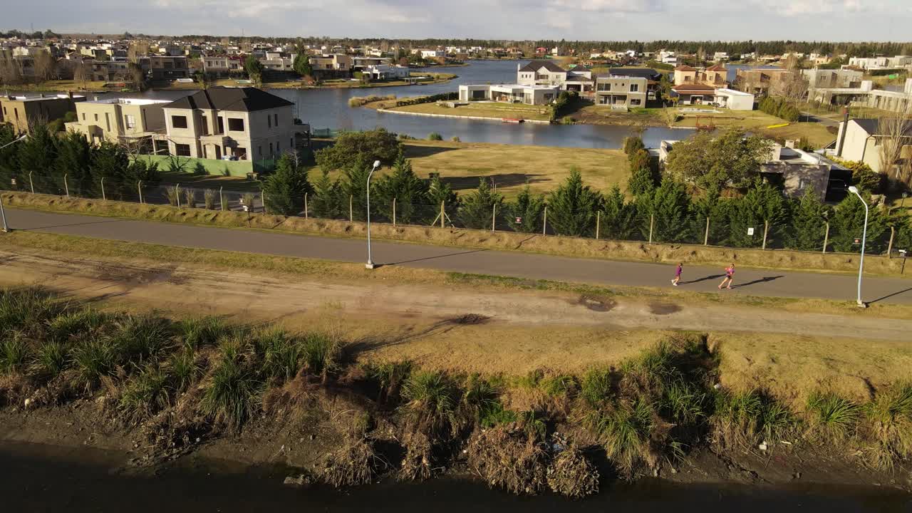 antena - gente trotando en maschwitz, buenos aires, argentina, tiro giratorio