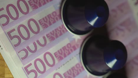 primer plano de cápsulas de café en billetes de quinientos euros,dolly