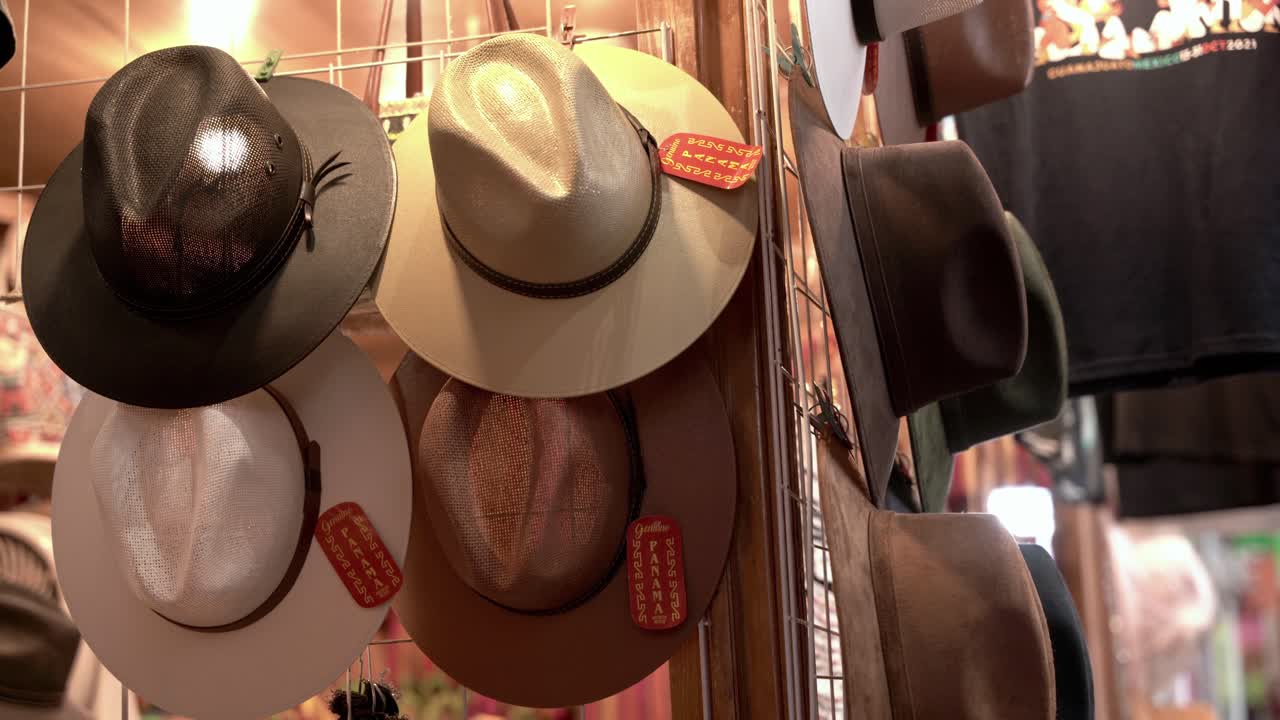 sombreros que se muestran en la tienda