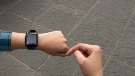 manos usando el smartwatching