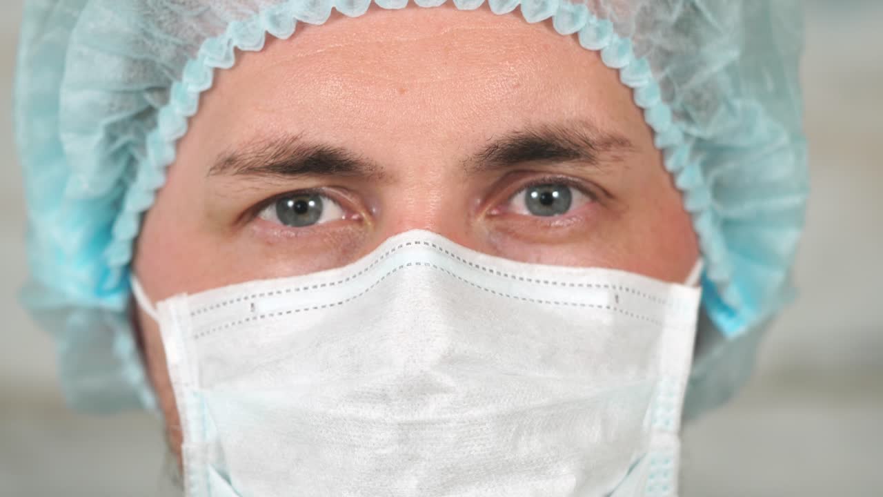 médico con máscara y gorra