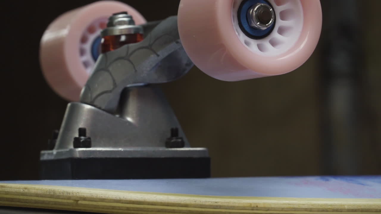 새로 완성된 스케이트보드의 부드러운 오른쪽에서 왼쪽 트럭 샷