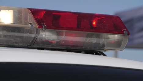 luces de policía encendidas en cámara lenta