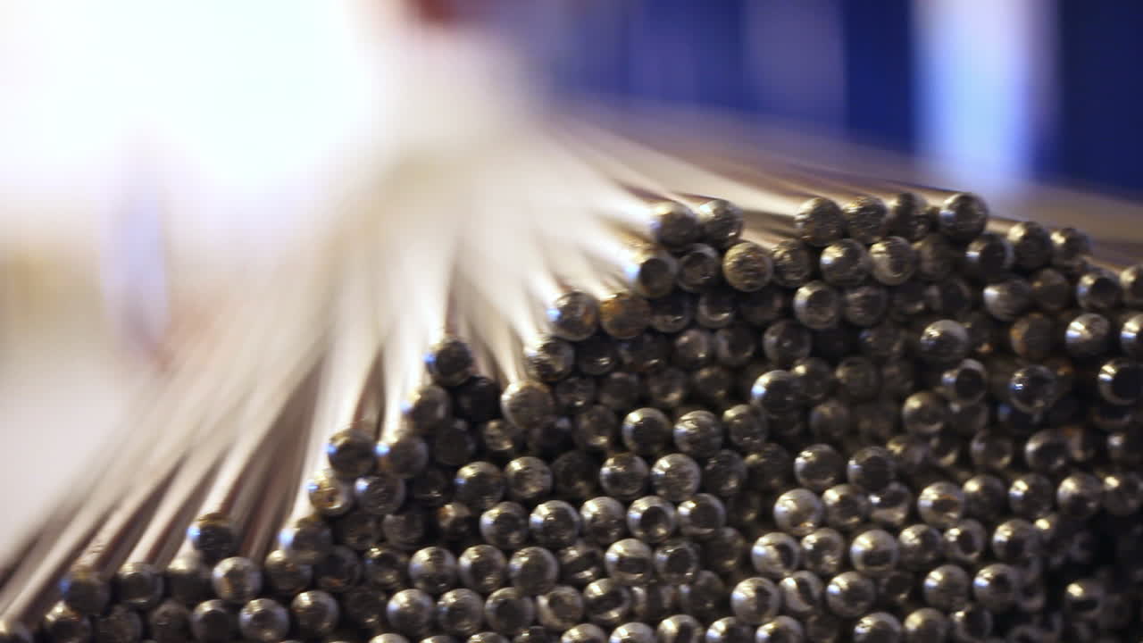 barras de acero para el procesamiento industrial. fabricación de barras metálicas. barras metálicas