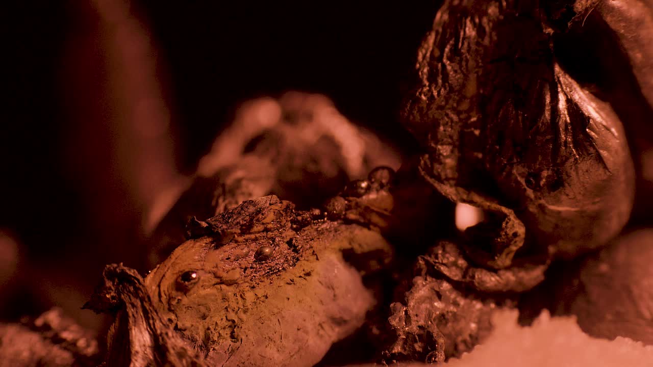 빨간색으로 녹는 납의 클로즈업