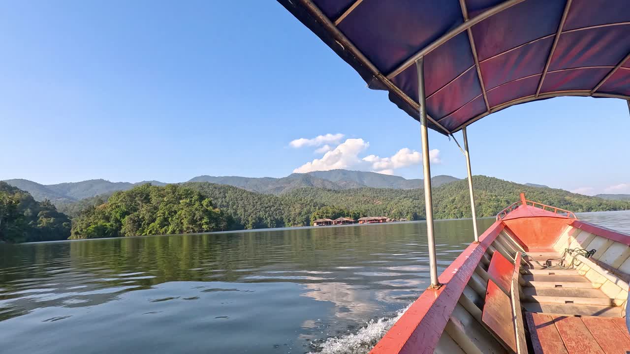 un viaje pacífico a través de un paisaje fluvial tranquilo.