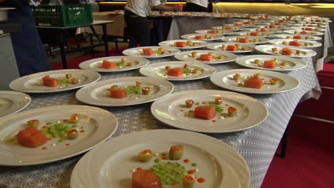 Für-Die-Gäste-Einer-Hochzeit-Wird-Ein-Abendessen-Zubereitet