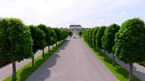 Malerische-Aussicht-Auf-Schloss-Hof,-Das-Sich-Dem-Brunnen-über-Dem-Gehweg-Des-Gartens-In-Marchfeld,-Österreich,-Nähert