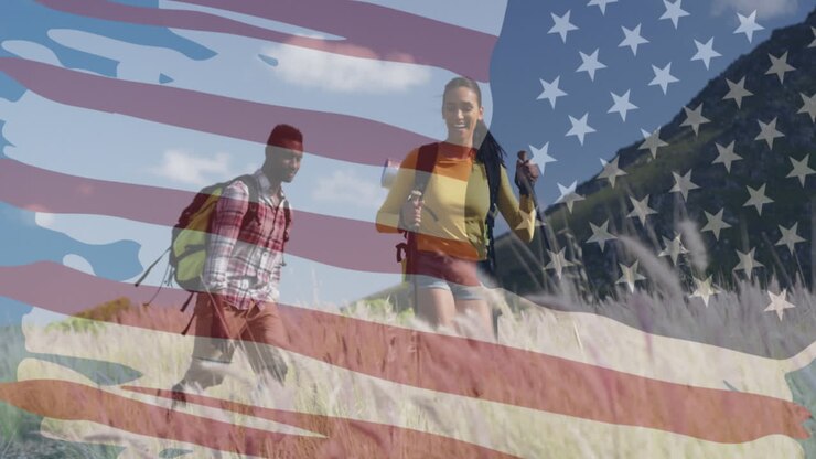 Animazione della bandiera americana su una coppia multietnica sorridente che fa trekking in montagna