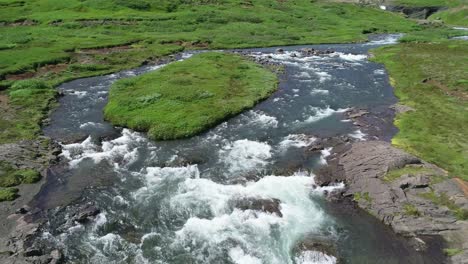 Umgekehrte-Antenne-Eines-Generischen-Wasserfalls-In-Island,-Der-über-Steile-Klippen-Fällt