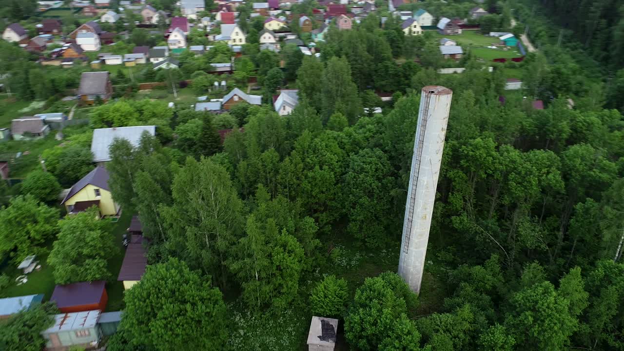 красивая небольшая деревушка рядом с сельскохозяйственным полем в красивом зеленом лесу.