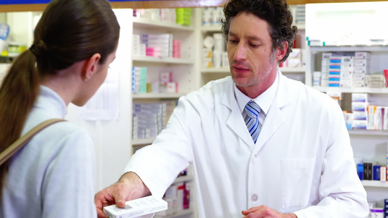 의약품을 고객에게 전달하는 약사