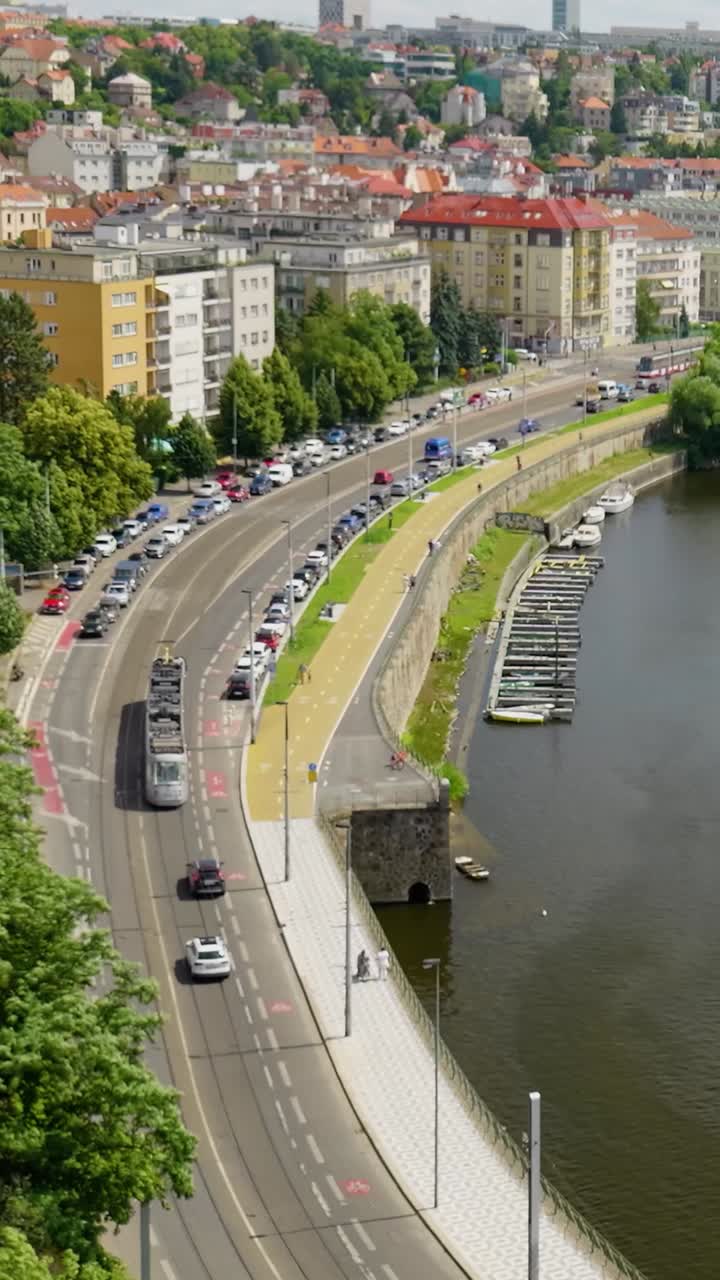 강과 도로가 있는 도시 풍경