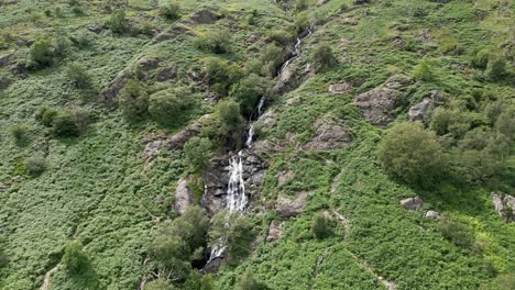 Drohnen-Luftaufnahmen-Des-Wasserfalls-Taylor-Gill-Force-In-Borrowdale,-Seathwaite,-Einem-Der-Höchsten-Wasserfälle-Im-Nationalpark-Lake-District