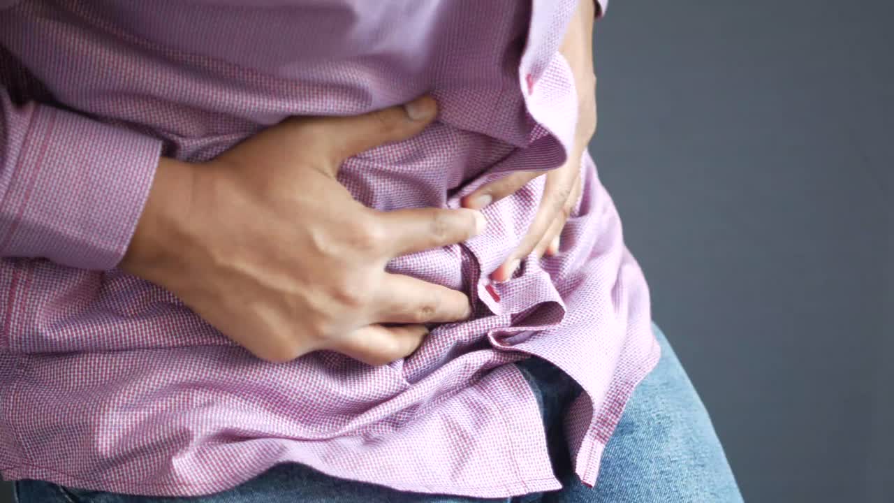 hombre con dolor abdominal