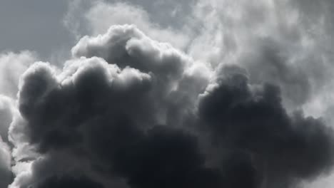 Lapso-De-Tiempo-De-Oscuras-Nubes-De-Tormenta-Ondeando