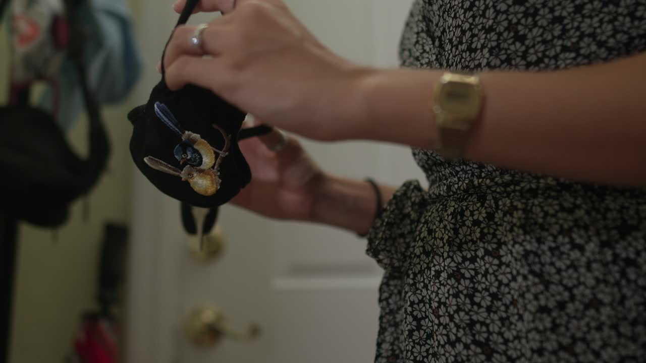 Mano di ragazza che tiene una mascherina Covid-19.