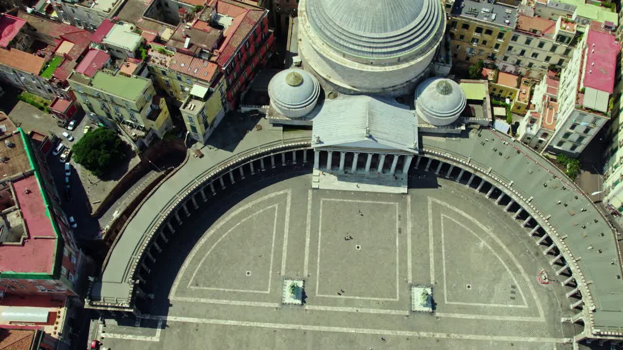 ciudad italiana ciudad de nápoles vista panorámica de alto y amplio ángulo desde un avión no tripulado de la plaza del plebiscito con paisaje de estilo cinematográfico
