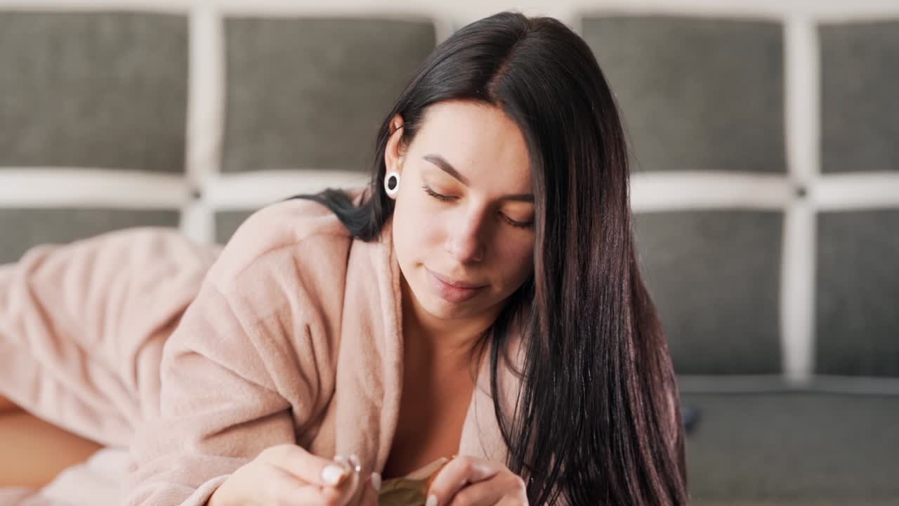 hermosa chica abre un paquete de oro