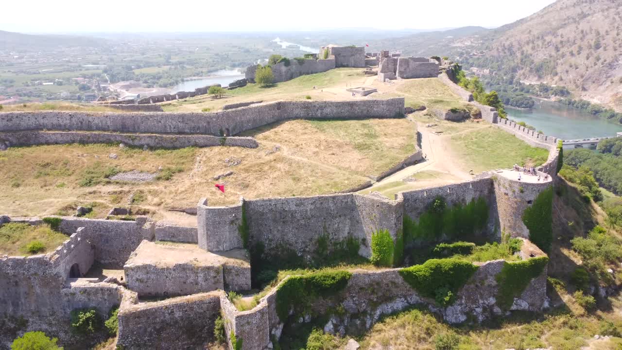 Vista aerea di un castello su una collina