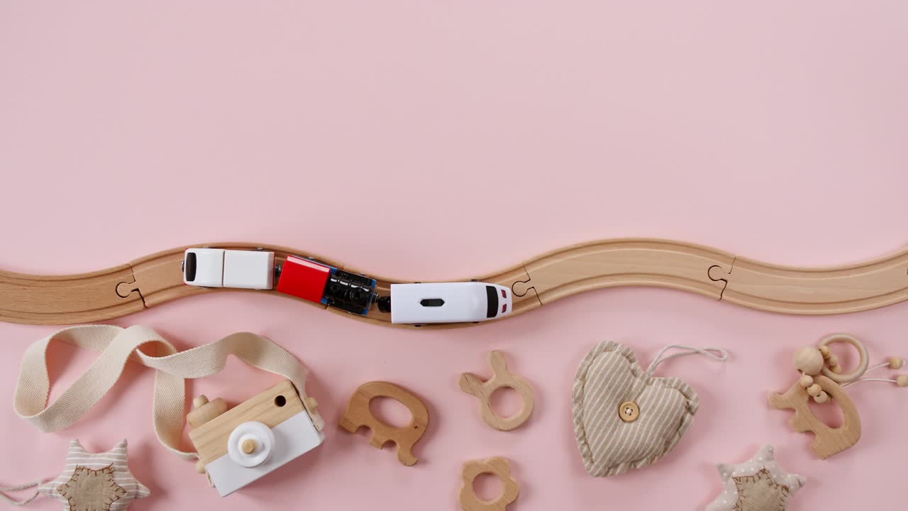 juguete infantil ferrocarril de madera. viaje en tren de juguete a lo largo del ferrocarril. juguetes educativos para niños. vista superior. espacio de copia