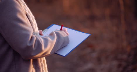 primer plano de la inscripción de alerta de escritura femenina en el portapapeles