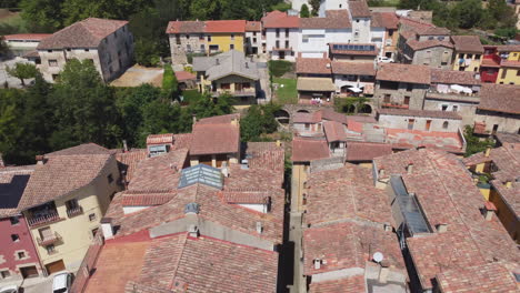 estableciendo una toma aérea de un pequeño pueblo español en las montañas