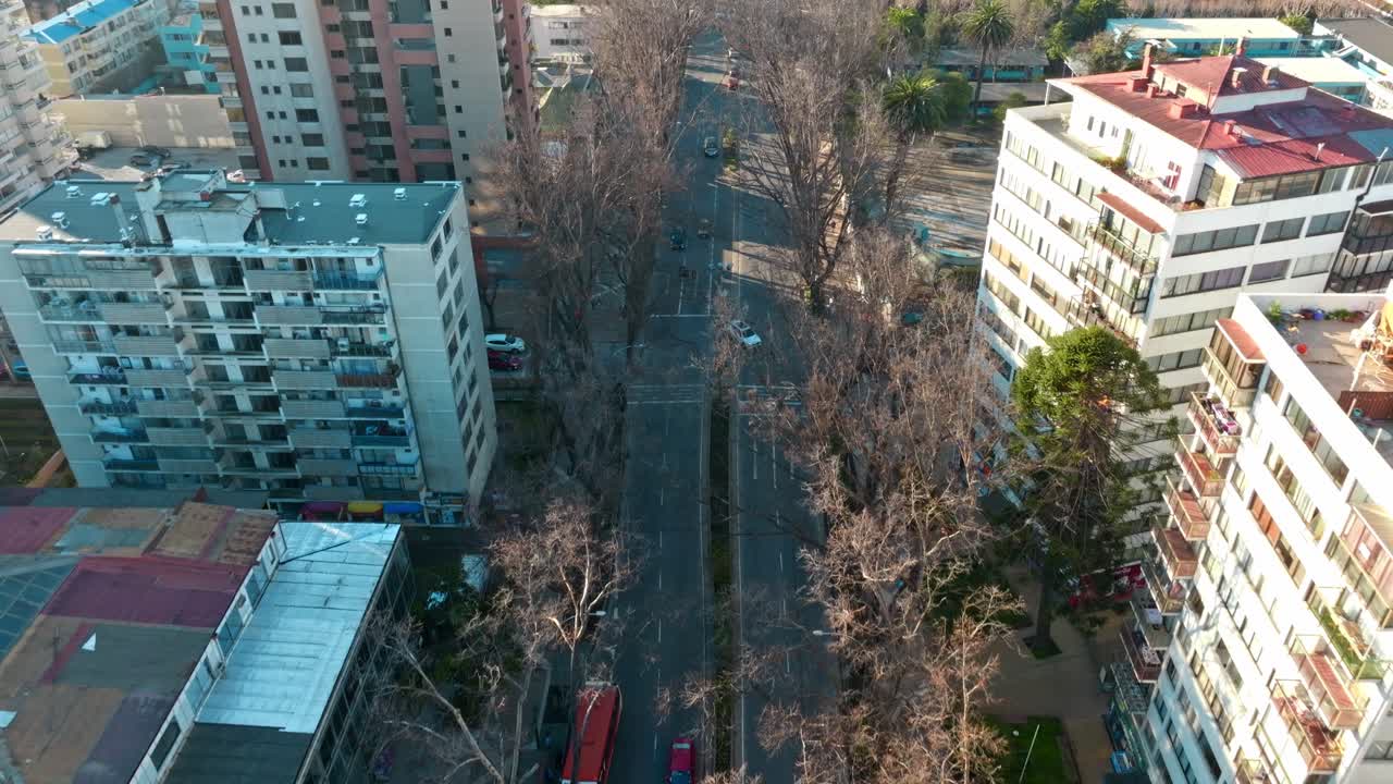 vista aérea del carro en la avenida libertad durante la mañana en viña del mar, chile
