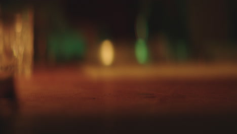 escena de la noche oscura con un arma