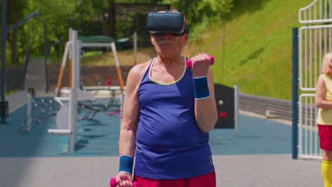 Älterer-Großvater-Mit-VR-Headset-Macht-Sporttraining,-Gewichtheben-Und-Cardio-Übungen-Mit-Hanteln