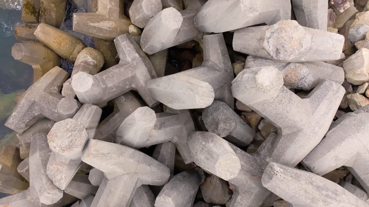 vista desde arriba de los tetrápodos - bloques de rompeolas de hormigón en la costa de galicia, españa