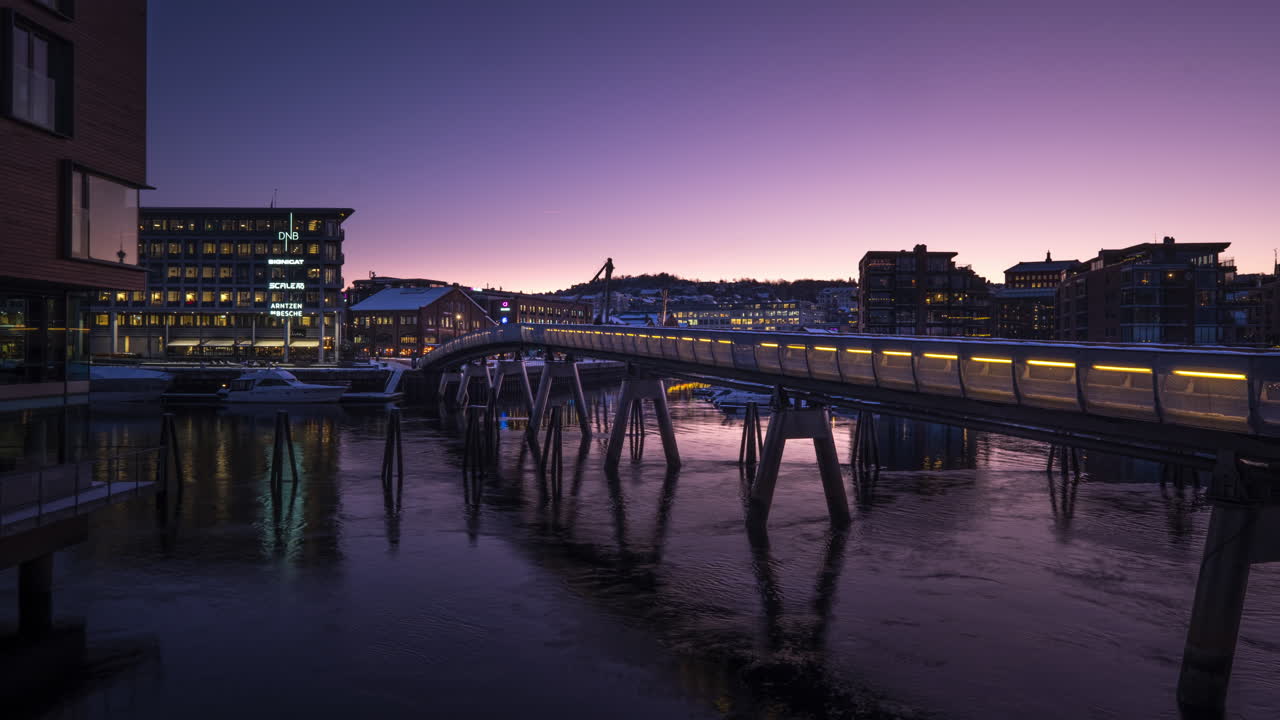 hermoso amanecer sobre el puente de flores en trondheim, noruega