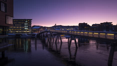 Hermoso-Amanecer-Sobre-El-Puente-De-Flores-En-Trondheim,-Noruega