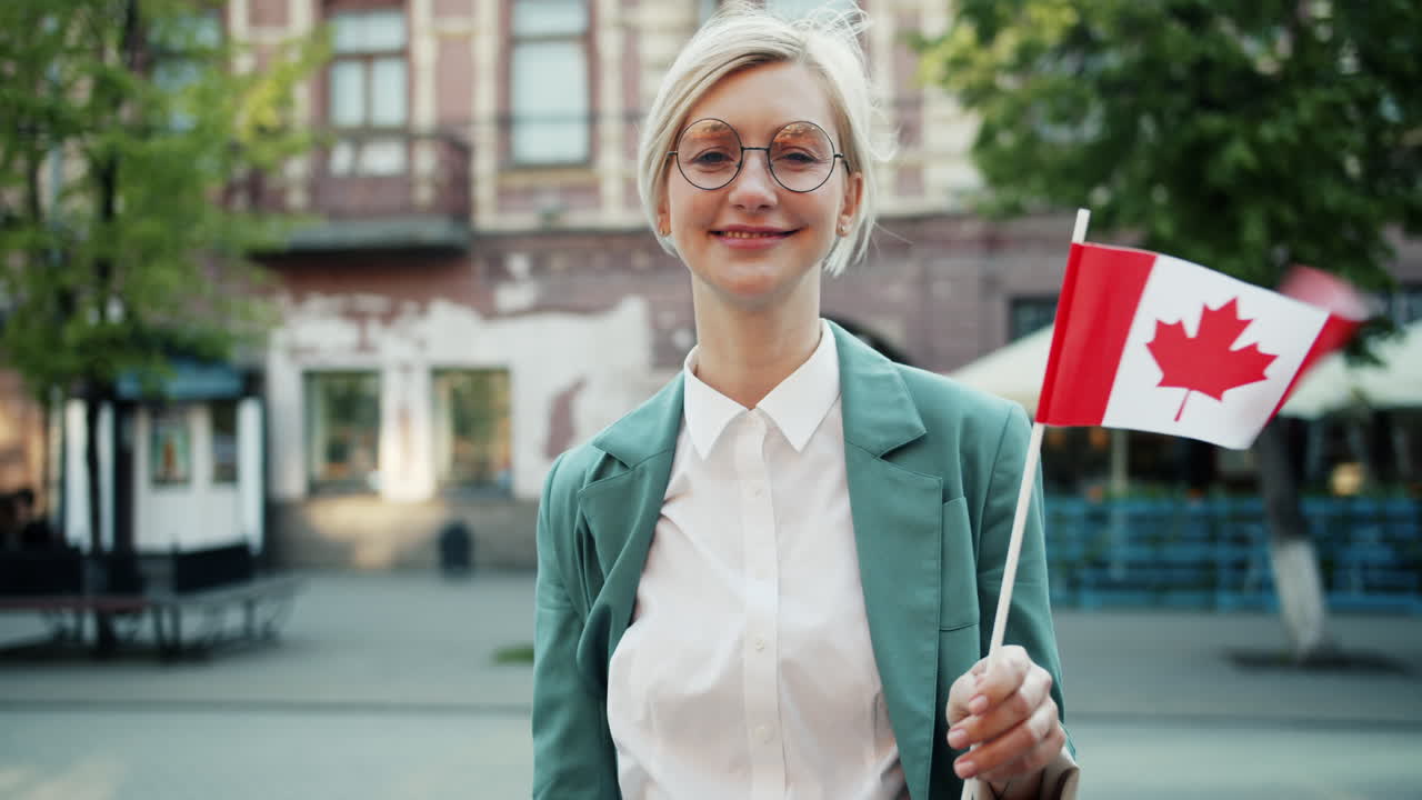 Mujer sosteniendo la bandera canadiense en la ciudad
