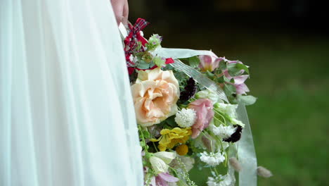 Novia-Sosteniendo-Flores-Bonitas