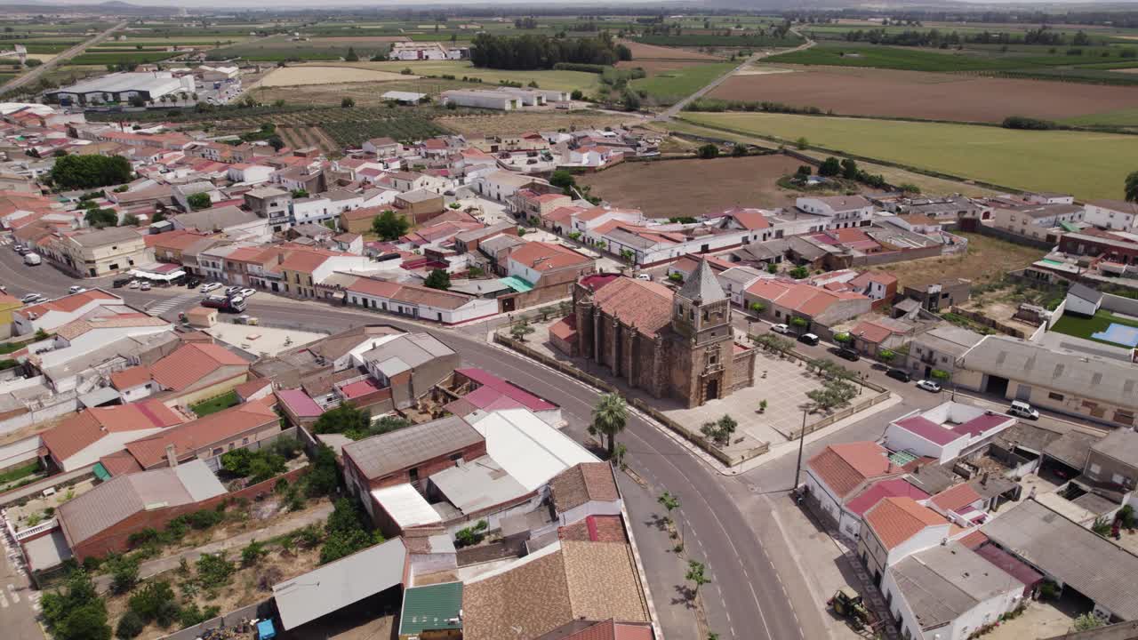 vista aérea de la iglesia comunitaria de torremayor con techo rojo y edificios encalados en la provincia de badajoz