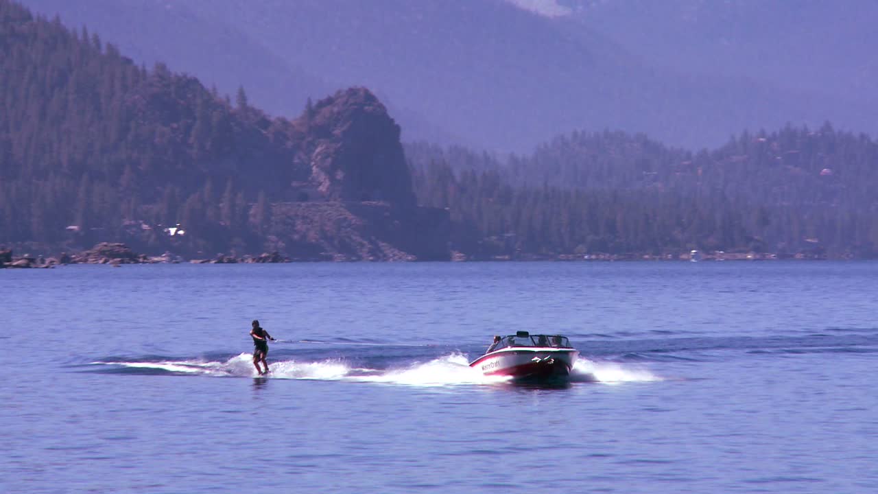 водный лыжник движется по прозрачным водам озера тахо в штате невада