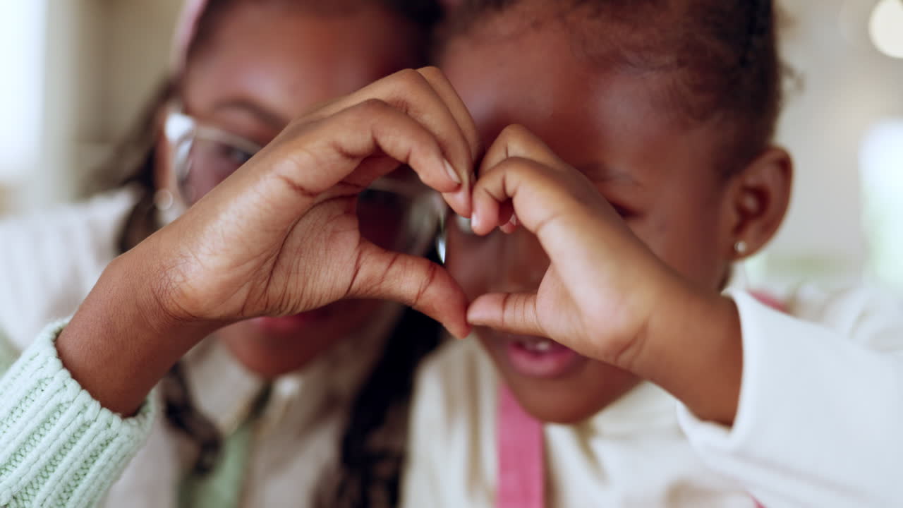 madre, hijo y unión en casa con un abrazo