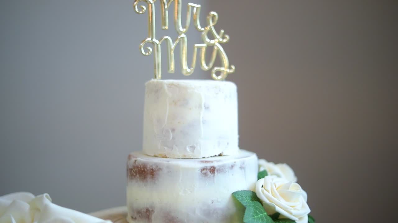 Bolo de Casamento com Decorações Românticas e Cobertura Branca, Afastamento de Câmera