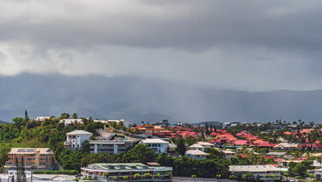 Ein-Plötzlicher-Wolkenbruch-Schüttet-Regen-über-Die-Malerische-Hauptstadt-Nouméa-Auf-Der-Französischen-Insel-Neukaledonien---Statischer-Zeitraffer