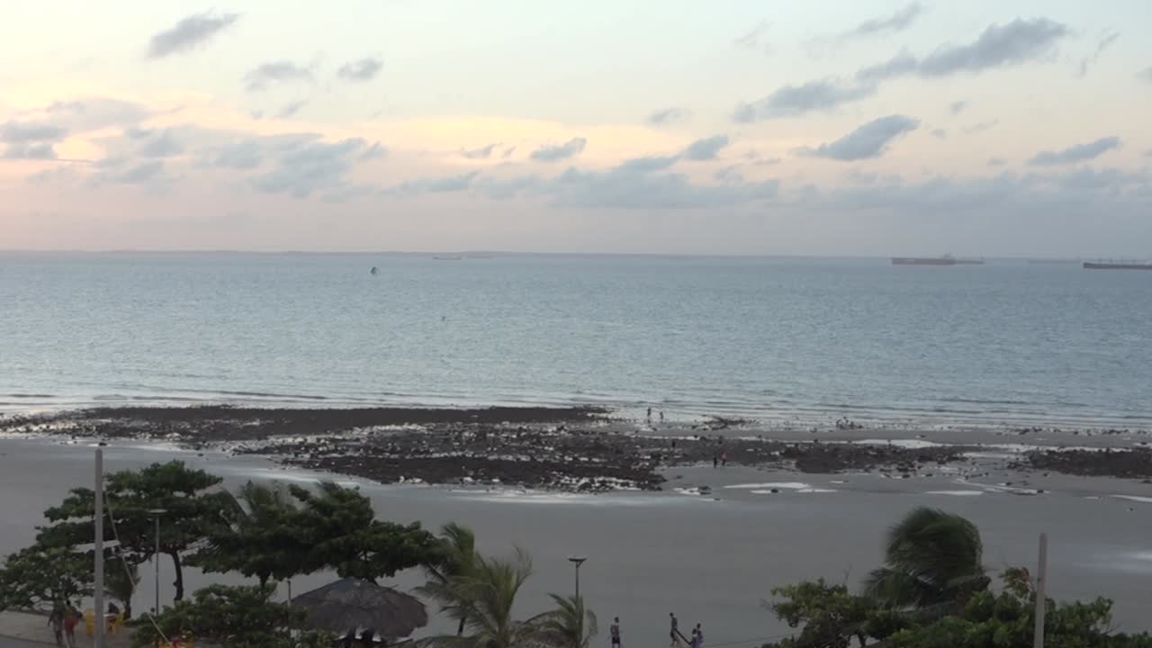 una hermosa y colorida puesta de sol amarilla, roja y azul junto a la playa en sao luis, brasil