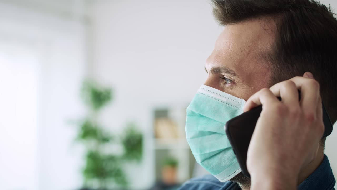 video de un hombre hablando por teléfono