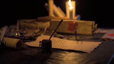 escribiendo a la luz de las velas en el lugar histórico auténtico.