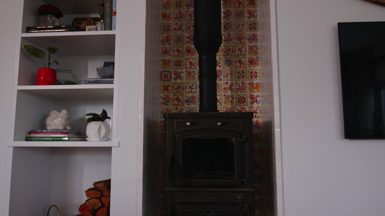 목재 스토브 와 장식 타일 을 가진 현대적 인 거실