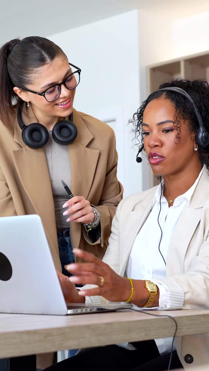 mujeres empresarias que colaboran en el entorno de la oficina