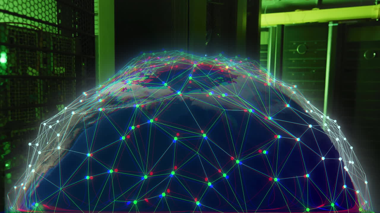 animación del procesamiento de datos digitales con servidores informáticos en el globo