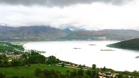 Timelapse-Cinemático-De-Drones-Del-Brumoso-Lago-Escocés-De-Las-Tierras-Altas