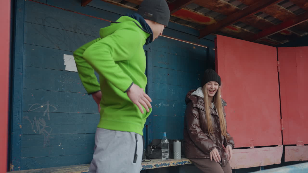 personas intercambiando gestos amables y afectuosos, individuos en un refugio compartiendo risas y conectando de forma cálida, un hombre y una mujer en un refugio mostrando amabilidad a través de sonrisas y un lenguaje corporal atractivo